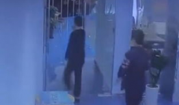 男人捅女人视频,男子行凶女子，监控视频揭露惊人一幕