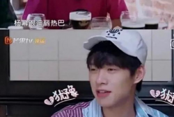 杨幂魏大勋吃瓜爆料,甜蜜同框引网友热议